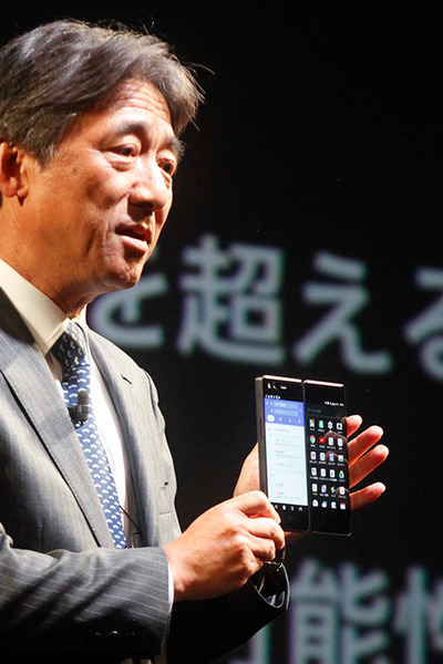 NTTドコモが「AIエージェントサービス」を発表！ スマホの操作を拡張するマイク＆スピーカー「シンプルマイク01」も