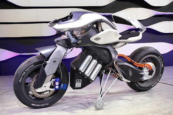 【驚き】ロボットライダー「モトボット2」対MotoGP天才ライダー！どちらが最速!? 自立して転倒しないバイク「モトロイド」、ヤマハが東京モーターショーでロボット展示
