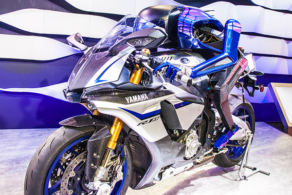 【驚き】ロボットライダー「モトボット2」対MotoGP天才ライダー！どちらが最速!? 自立して転倒しないバイク「モトロイド」、ヤマハが東京モーターショーでロボット展示