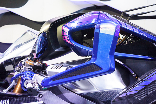 【驚き】ロボットライダー「モトボット2」対MotoGP天才ライダー！どちらが最速!? 自立して転倒しないバイク「モトロイド」、ヤマハが東京モーターショーでロボット展示