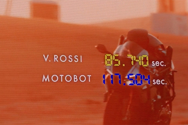 【驚き】ロボットライダー「モトボット2」対MotoGP天才ライダー！どちらが最速!? 自立して転倒しないバイク「モトロイド」、ヤマハが東京モーターショーでロボット展示
