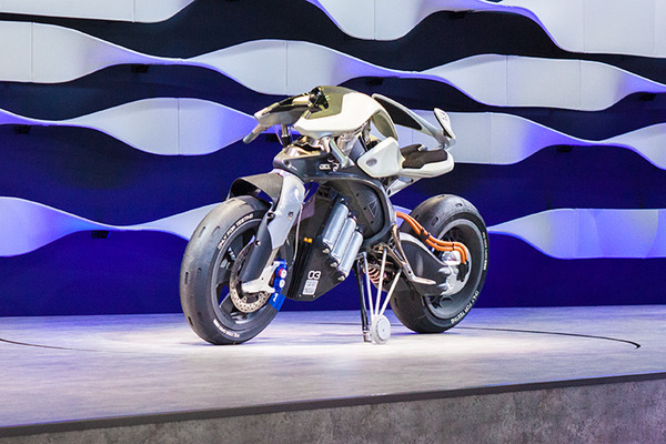 【驚き】ロボットライダー「モトボット2」対MotoGP天才ライダー！どちらが最速!? 自立して転倒しないバイク「モトロイド」、ヤマハが東京モーターショーでロボット展示