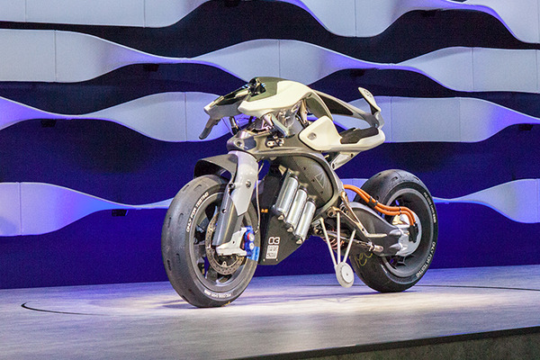 【驚き】ロボットライダー「モトボット2」対MotoGP天才ライダー！どちらが最速!? 自立して転倒しないバイク「モトロイド」、ヤマハが東京モーターショーでロボット展示