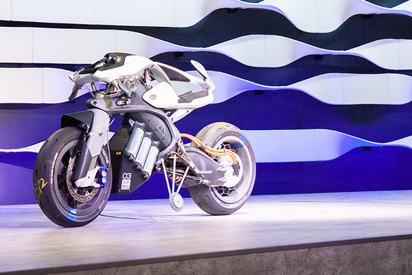 【驚き】ロボットライダー「モトボット2」対MotoGP天才ライダー！どちらが最速!? 自立して転倒しないバイク「モトロイド」、ヤマハが東京モーターショーでロボット展示
