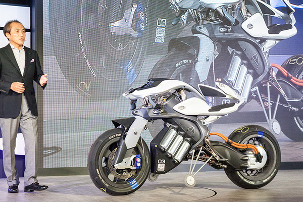 【驚き】ロボットライダー「モトボット2」対MotoGP天才ライダー！どちらが最速!? 自立して転倒しないバイク「モトロイド」、ヤマハが東京モーターショーでロボット展示