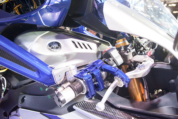 ヤマハの自律ロボットライダー「モトボット(MOTOBOT Ver.2)」のしくみとライディング技術　開発者インタビュー