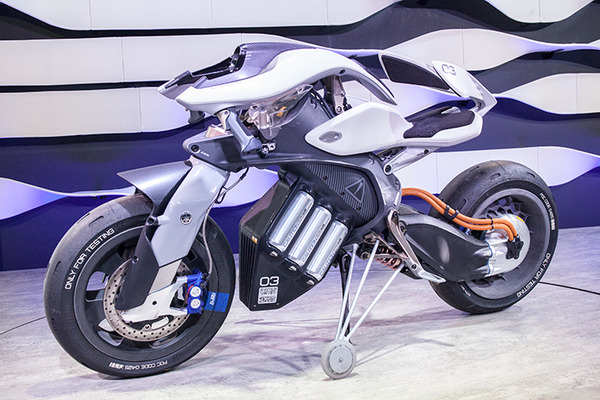 【圧倒的未来感】ヤマハの自立するロボット・オートバイ「MOTOROiD」(モトロイド)が転倒しないしくみ　開発者インタビュー