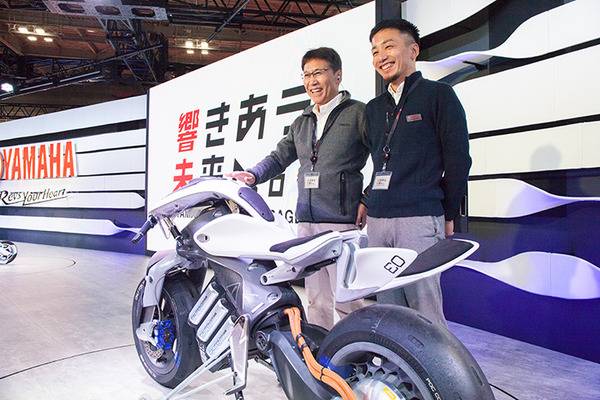 【圧倒的未来感】ヤマハの自立するロボット・オートバイ「MOTOROiD」(モトロイド)が転倒しないしくみ　開発者インタビュー