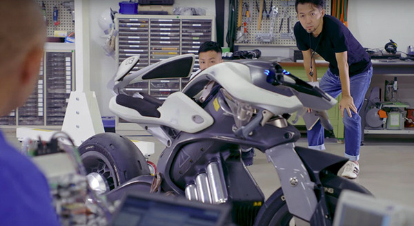 【圧倒的未来感】ヤマハの自立するロボット・オートバイ「MOTOROiD」(モトロイド)が転倒しないしくみ　開発者インタビュー
