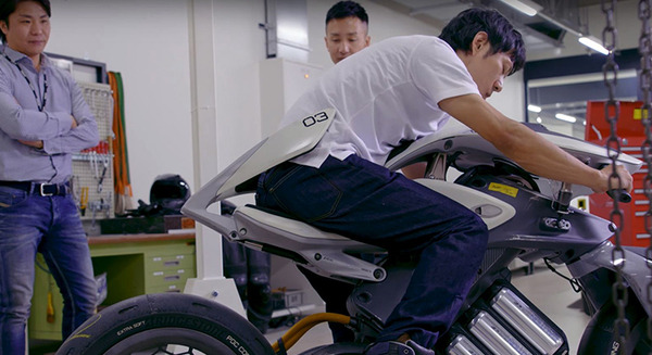 【圧倒的未来感】ヤマハの自立するロボット・オートバイ「MOTOROiD」(モトロイド)が転倒しないしくみ　開発者インタビュー
