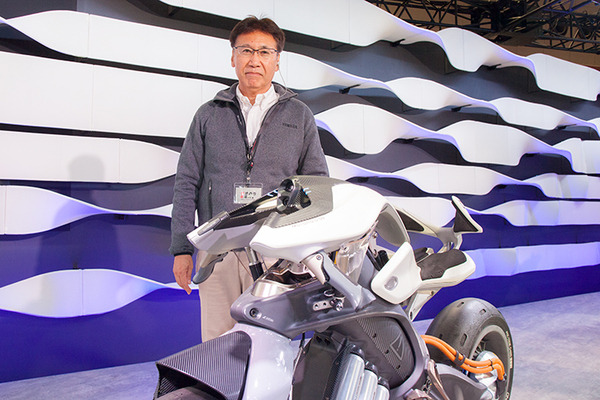 【圧倒的未来感】ヤマハの自立するロボット・オートバイ「MOTOROiD」(モトロイド)が転倒しないしくみ　開発者インタビュー