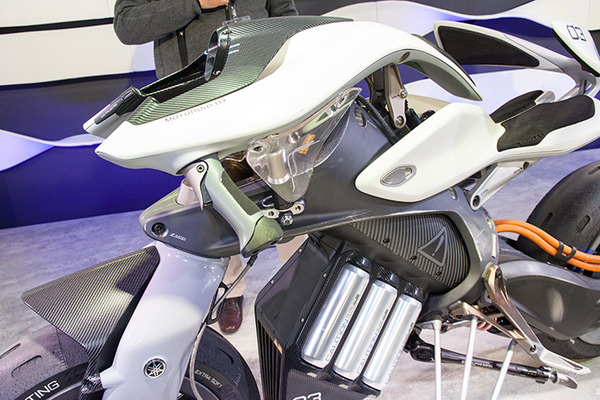 【圧倒的未来感】ヤマハの自立するロボット・オートバイ「MOTOROiD」(モトロイド)が転倒しないしくみ　開発者インタビュー
