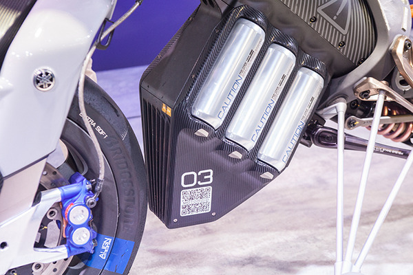 【圧倒的未来感】ヤマハの自立するロボット・オートバイ「MOTOROiD」(モトロイド)が転倒しないしくみ　開発者インタビュー