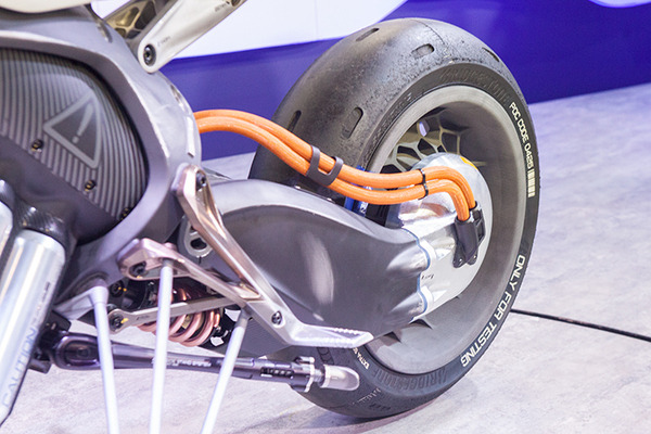 【圧倒的未来感】ヤマハの自立するロボット・オートバイ「MOTOROiD」(モトロイド)が転倒しないしくみ　開発者インタビュー