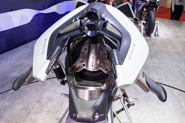 【圧倒的未来感】ヤマハの自立するロボット・オートバイ「MOTOROiD」(モトロイド)が転倒しないしくみ　開発者インタビュー
