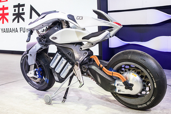 【圧倒的未来感】ヤマハの自立するロボット・オートバイ「MOTOROiD」(モトロイド)が転倒しないしくみ　開発者インタビュー