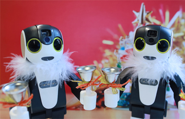 ロボホンと「一緒に遊べるアプリ」、今月のアップデートで追加！ 今年も新たなクリスマスダンスを踊れるように