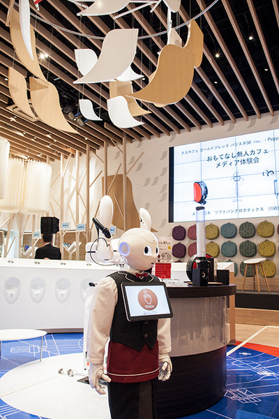 会話ロボットと産業用ロボット、コーヒーマシンが協働して無人でコーヒーを提供する「おもてなし無人カフェ」が期間限定でオープン