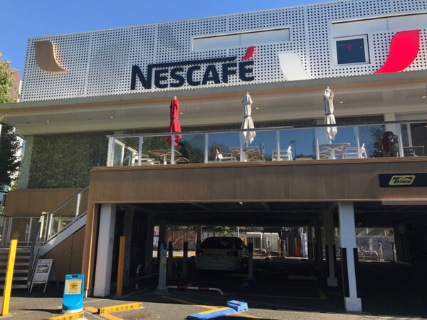 会話ロボットと産業用ロボット、コーヒーマシンが協働して無人でコーヒーを提供する「おもてなし無人カフェ」が期間限定でオープン