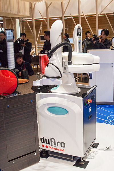 会話ロボットと産業用ロボット、コーヒーマシンが協働して無人でコーヒーを提供する「おもてなし無人カフェ」が期間限定でオープン