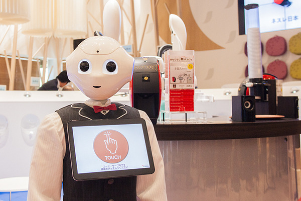 会話ロボットと産業用ロボット、コーヒーマシンが協働して無人でコーヒーを提供する「おもてなし無人カフェ」が期間限定でオープン