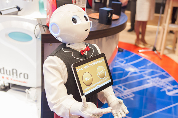 会話ロボットと産業用ロボット、コーヒーマシンが協働して無人でコーヒーを提供する「おもてなし無人カフェ」が期間限定でオープン
