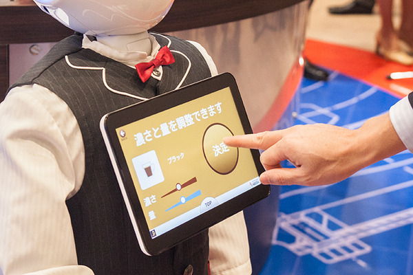 会話ロボットと産業用ロボット、コーヒーマシンが協働して無人でコーヒーを提供する「おもてなし無人カフェ」が期間限定でオープン