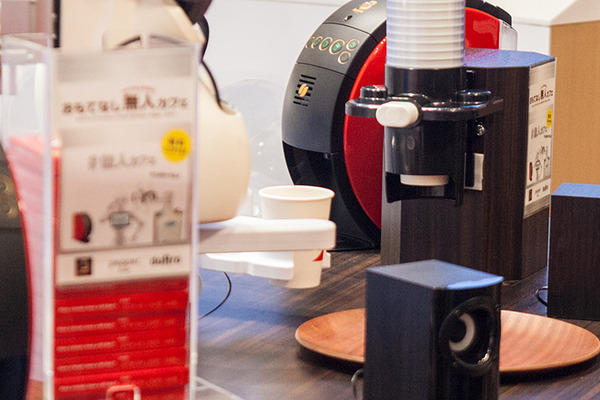 会話ロボットと産業用ロボット、コーヒーマシンが協働して無人でコーヒーを提供する「おもてなし無人カフェ」が期間限定でオープン