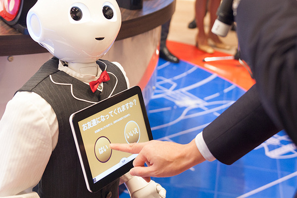 会話ロボットと産業用ロボット、コーヒーマシンが協働して無人でコーヒーを提供する「おもてなし無人カフェ」が期間限定でオープン