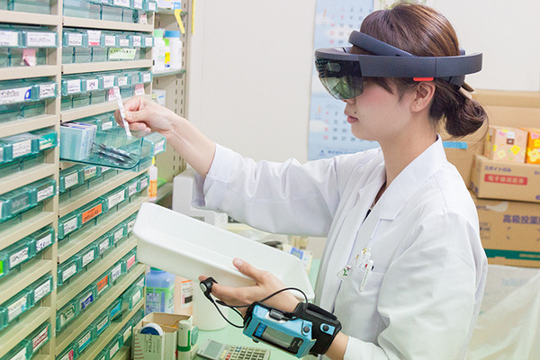 【医療ICTにMR活用】薬の保管場所をメガネ型端末が誘導！ホロレンズで調剤業務を効率化、ミスを防ぐ「調剤薬局支援システム」、シャンティが開発