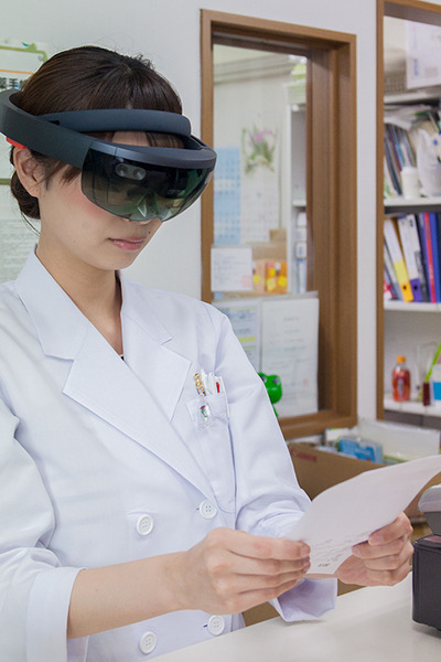 【医療ICTにMR活用】薬の保管場所をメガネ型端末が誘導！ホロレンズで調剤業務を効率化、ミスを防ぐ「調剤薬局支援システム」、シャンティが開発