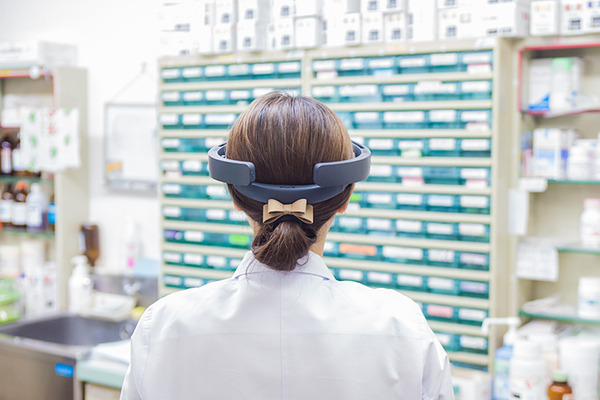 【医療ICTにMR活用】薬の保管場所をメガネ型端末が誘導！ホロレンズで調剤業務を効率化、ミスを防ぐ「調剤薬局支援システム」、シャンティが開発