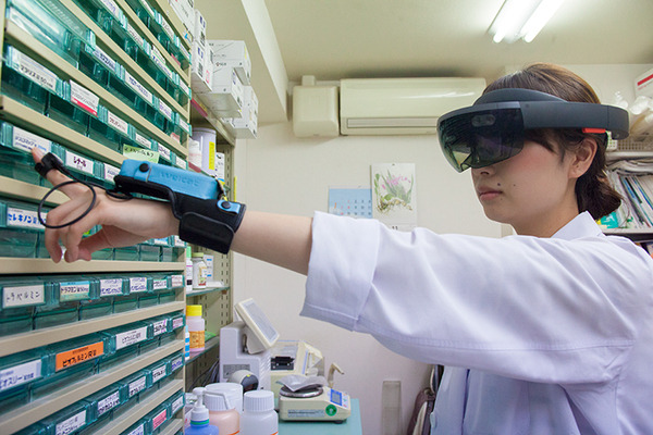 【医療ICTにMR活用】薬の保管場所をメガネ型端末が誘導！ホロレンズで調剤業務を効率化、ミスを防ぐ「調剤薬局支援システム」、シャンティが開発