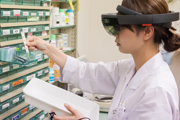 【医療ICTにMR活用】薬の保管場所をメガネ型端末が誘導！ホロレンズで調剤業務を効率化、ミスを防ぐ「調剤薬局支援システム」、シャンティが開発