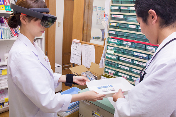 【医療ICTにMR活用】薬の保管場所をメガネ型端末が誘導！ホロレンズで調剤業務を効率化、ミスを防ぐ「調剤薬局支援システム」、シャンティが開発