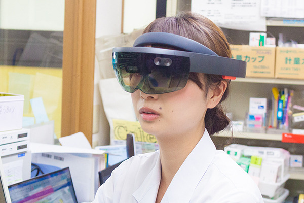 【医療ICTにMR活用】薬の保管場所をメガネ型端末が誘導！ホロレンズで調剤業務を効率化、ミスを防ぐ「調剤薬局支援システム」、シャンティが開発
