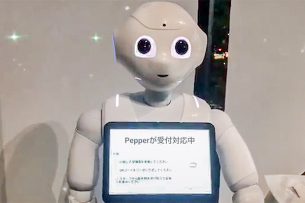 ソフトバンクロボットワールドの入場受付をPepperが担当！効率化をはかるセルフ受付、入場者も笑顔に