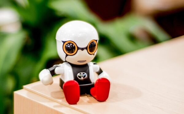 トヨタのロボット「KIROBO mini（キロボミニ）」、本日より全国発売！ 購入はトヨタの車両販売店にて