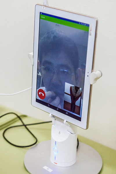 【医療ICT×ロボット】北里大学がロボホンとテレプレゼンスロボットを使った在宅向け健康啓発システムの実証実験を開始！シャンティが共同開発