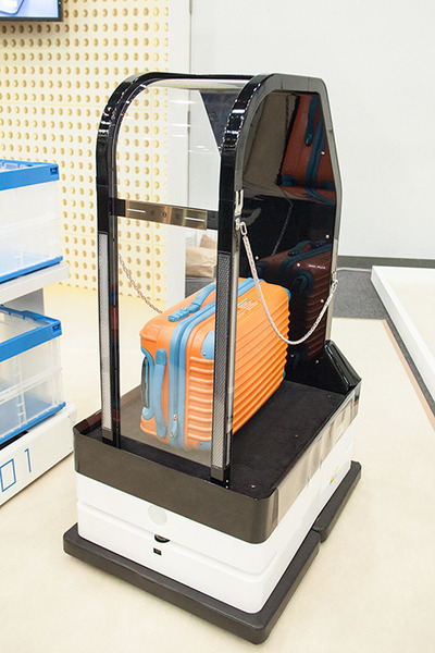 【運搬をロボットで自動化】シャープがハウステンボス「変なホテル」で稼働中のポーターロボや倉庫向け自動搬送装置(AGV)を展示