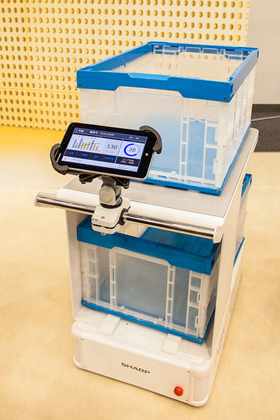 【運搬をロボットで自動化】シャープがハウステンボス「変なホテル」で稼働中のポーターロボや倉庫向け自動搬送装置(AGV)を展示