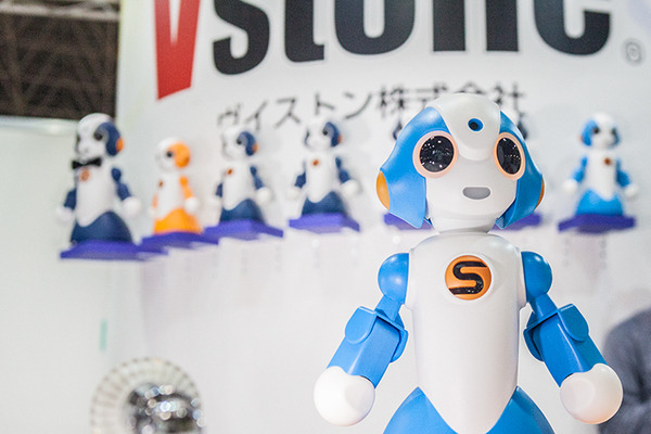 国際ロボット展開幕！ロビ2がバランス操作でロビライドに乗ったり、Sotaがダンスするパフォーマンスを披露！ヴイストン展示ブース