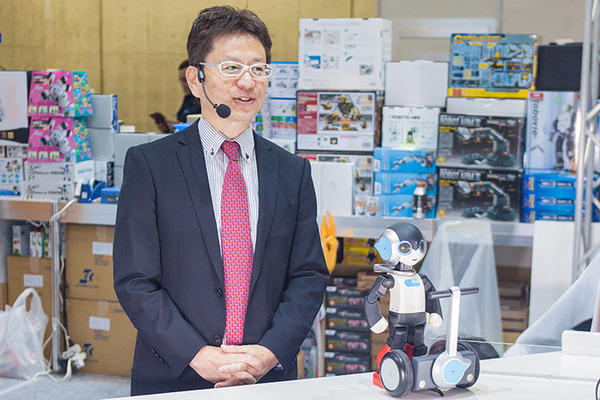 国際ロボット展開幕！ロビ2がバランス操作でロビライドに乗ったり、Sotaがダンスするパフォーマンスを披露！ヴイストン展示ブース