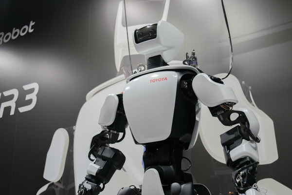 【動画あり】トヨタの最新人型ロボット、国際ロボット展でデモ披露 「動きなめらか」「バランス良し」「遅延なし」
