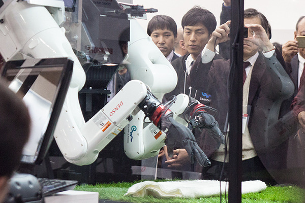 【ここまできた！】初公開の「汎用」マルチモーダルAIロボットアームはここが凄い！深層学習と予測学習を使い、VRでティーチング！