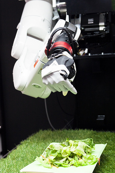 【ここまできた！】初公開の「汎用」マルチモーダルAIロボットアームはここが凄い！深層学習と予測学習を使い、VRでティーチング！