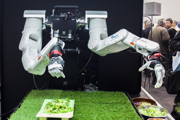 【ここまできた！】初公開の「汎用」マルチモーダルAIロボットアームはここが凄い！深層学習と予測学習を使い、VRでティーチング！