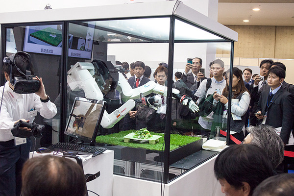 【ここまできた！】初公開の「汎用」マルチモーダルAIロボットアームはここが凄い！深層学習と予測学習を使い、VRでティーチング！
