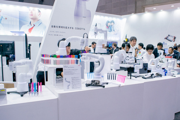 小型軽量ロボットアーム「COBOTTA」が大注目！ 9体が連携するミニ工場など、国際ロボット展で展示