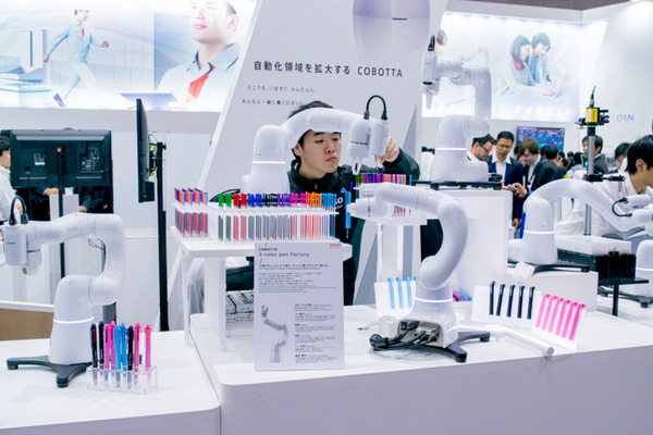 小型軽量ロボットアーム「COBOTTA」が大注目！ 9体が連携するミニ工場など、国際ロボット展で展示